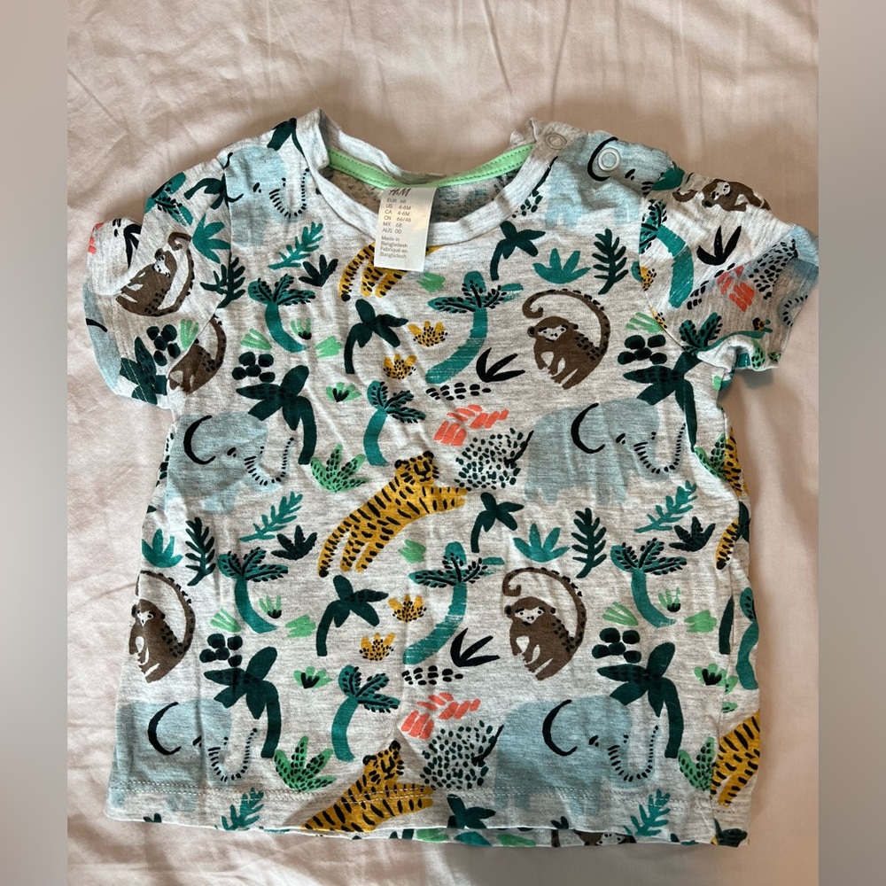 Safari print T-shirt size 4-6 months